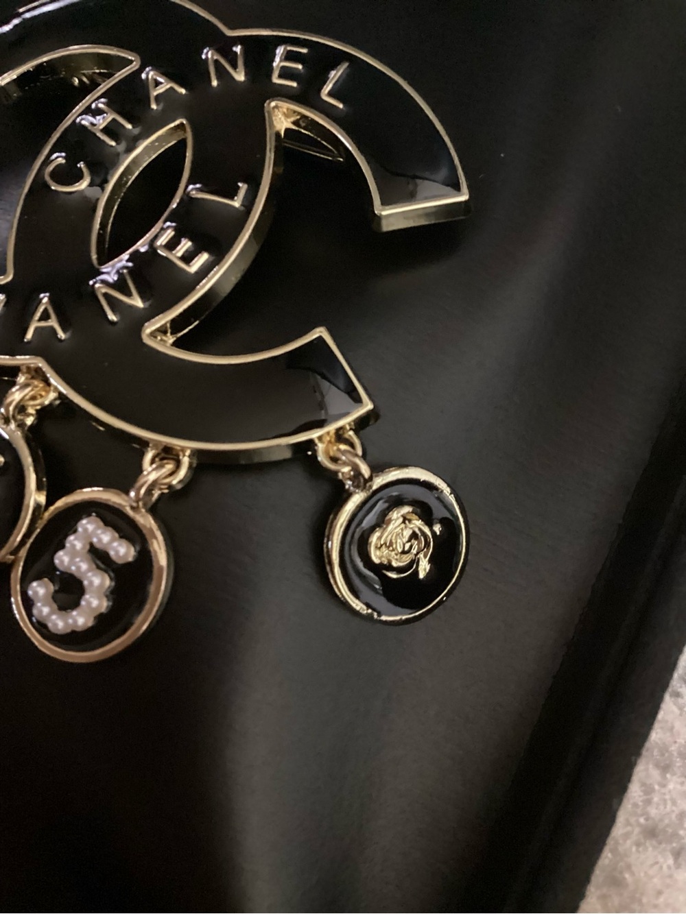 CHANEL Black and Gold CC Logo Charm Brooch - Picture 3 of 7